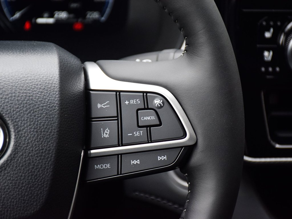 2025 Toyota Highlander Hybrid Platinum in Mississauga, Ontario - 22 - w1024h768px