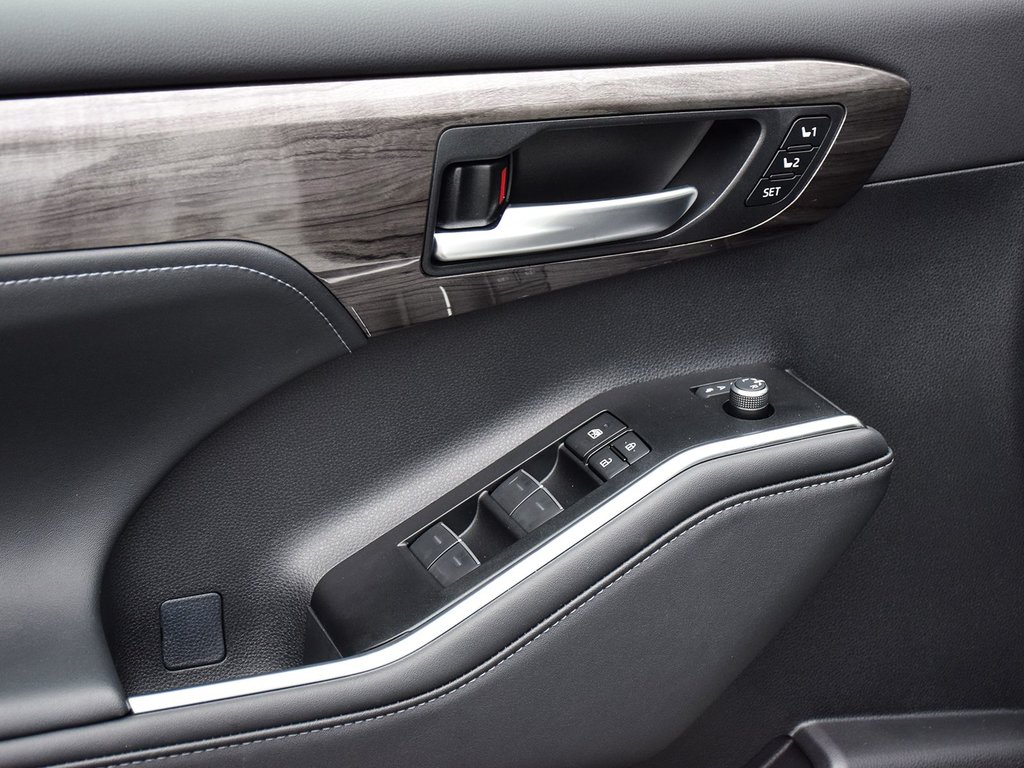 2025 Toyota Highlander Hybrid Platinum in Mississauga, Ontario - 10 - w1024h768px