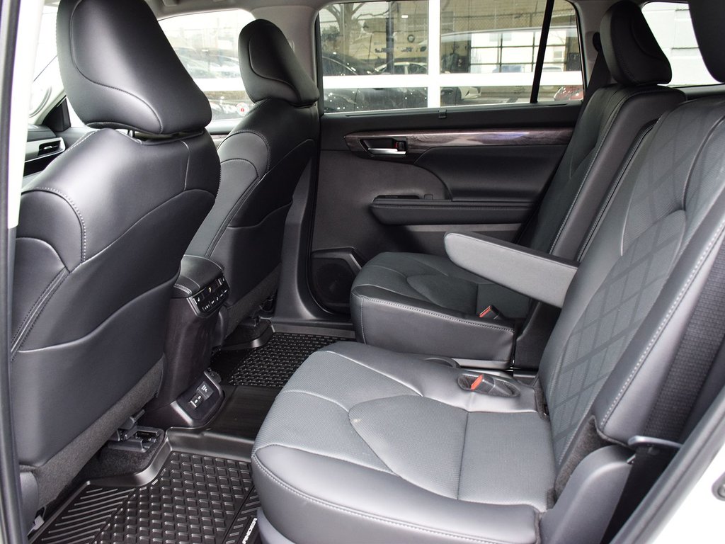 2025 Toyota Highlander Hybrid Platinum in Mississauga, Ontario - 14 - w1024h768px
