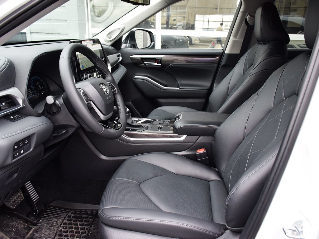 2025 Toyota Highlander Hybrid Platinum in Mississauga, Ontario - 8 - w1024h768px