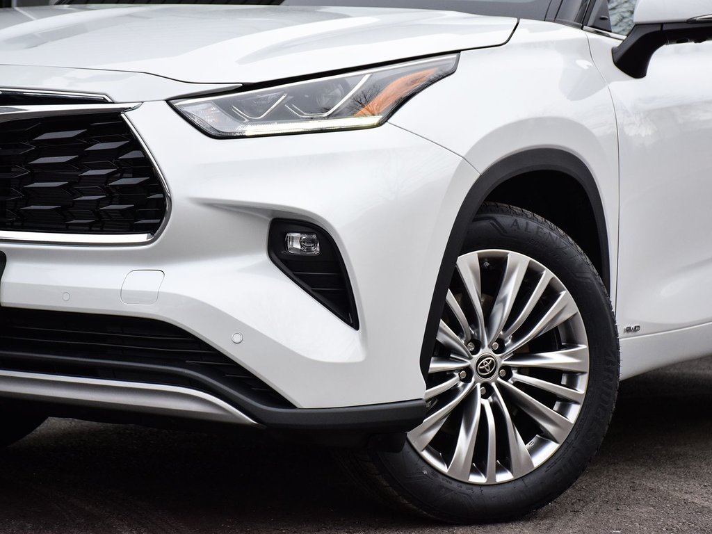 2025 Toyota Highlander Hybrid Platinum in Mississauga, Ontario - 3 - w1024h768px