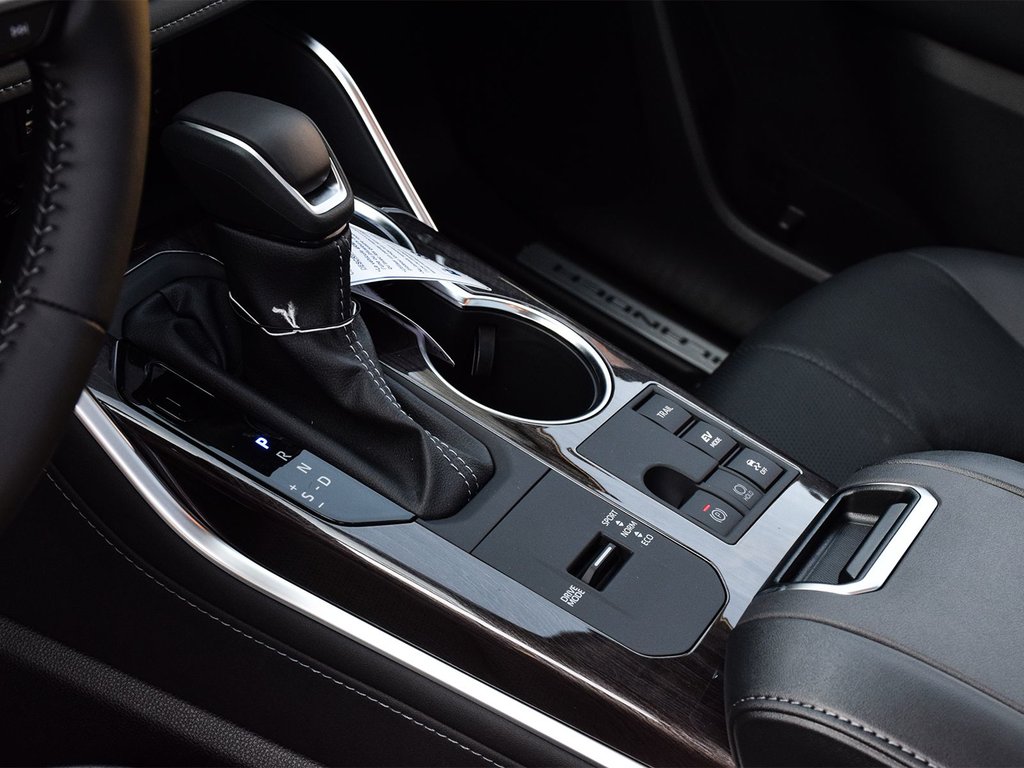 2025 Toyota Highlander hybrid Limited in Mississauga, Ontario - 9 - w1024h768px