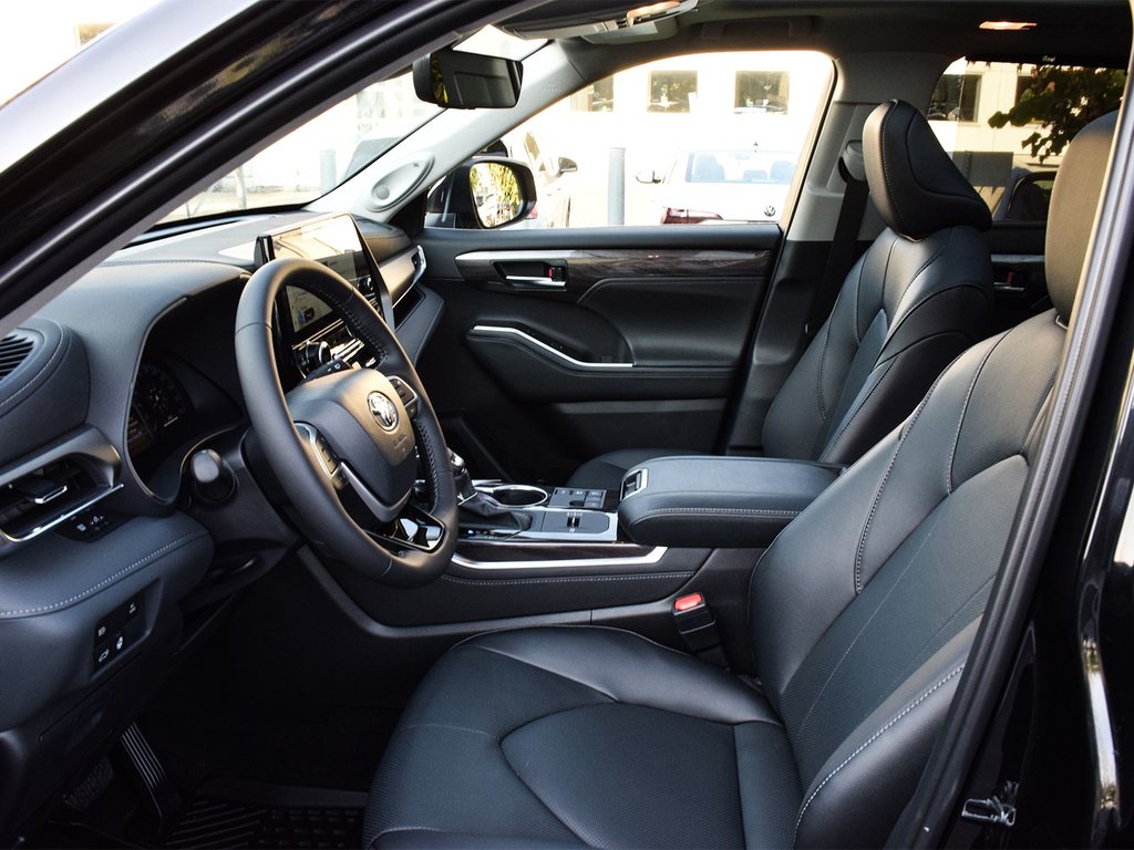 2025 Toyota Highlander hybrid Limited in Mississauga, Ontario - 8 - w1024h768px