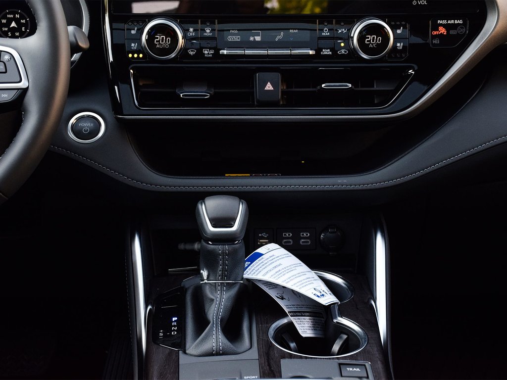 2025 Toyota Highlander hybrid Limited in Mississauga, Ontario - 17 - w1024h768px