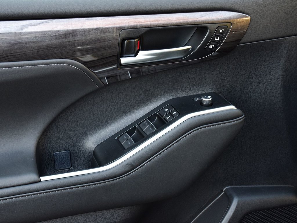 2025 Toyota Highlander hybrid Limited in Mississauga, Ontario - 11 - w1024h768px