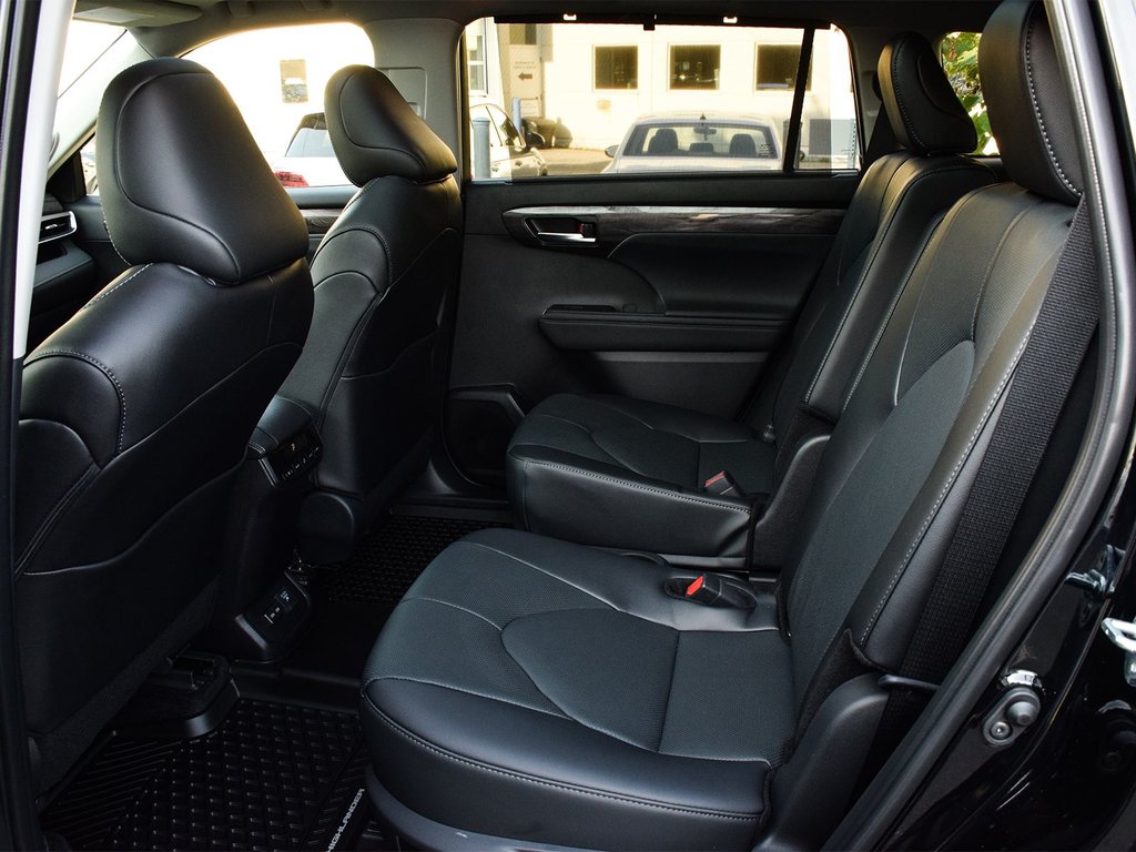 2025 Toyota Highlander hybrid Limited in Mississauga, Ontario - 12 - w1024h768px