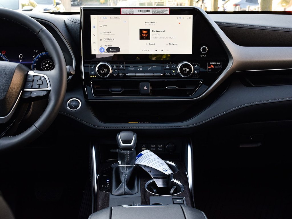 2025 Toyota Highlander hybrid Limited in Mississauga, Ontario - 16 - w1024h768px