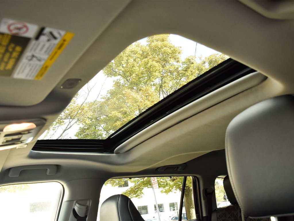 2025 Toyota Highlander hybrid XLE in Mississauga, Ontario - 11 - w1024h768px