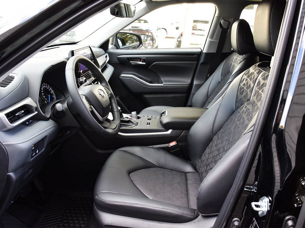 2025 Toyota Highlander hybrid XLE in Mississauga, Ontario - 8 - w1024h768px