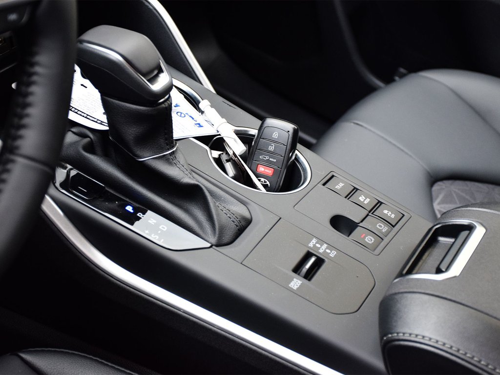 2025 Toyota Highlander hybrid XLE in Mississauga, Ontario - 9 - w1024h768px