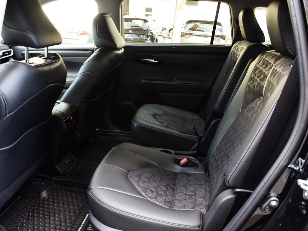 2025 Toyota Highlander hybrid XLE in Mississauga, Ontario - 12 - w1024h768px