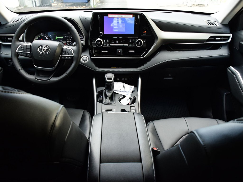 2025 Toyota Highlander hybrid XLE in Mississauga, Ontario - 13 - w1024h768px