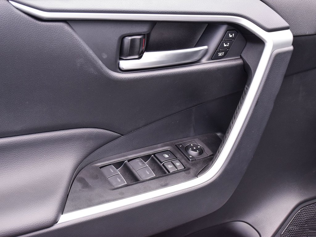 2025 Toyota RAV4 Hybrid XLE PREMIUM AWD in Mississauga, Ontario - 11 - w1024h768px