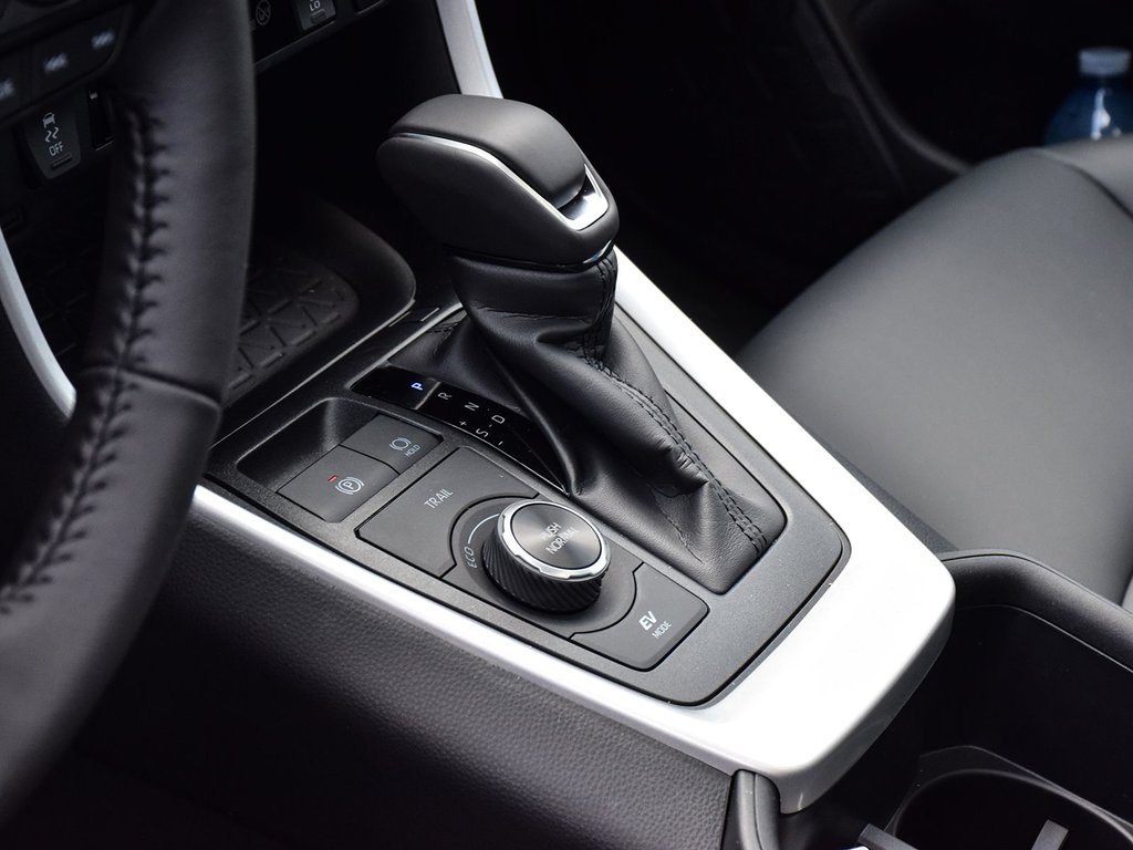 2025 Toyota RAV4 Hybrid XLE PREMIUM AWD in Mississauga, Ontario - 9 - w1024h768px