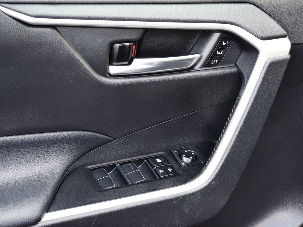 2021 Toyota RAV4 XLE in Mississauga, Ontario - 10 - w1024h768px