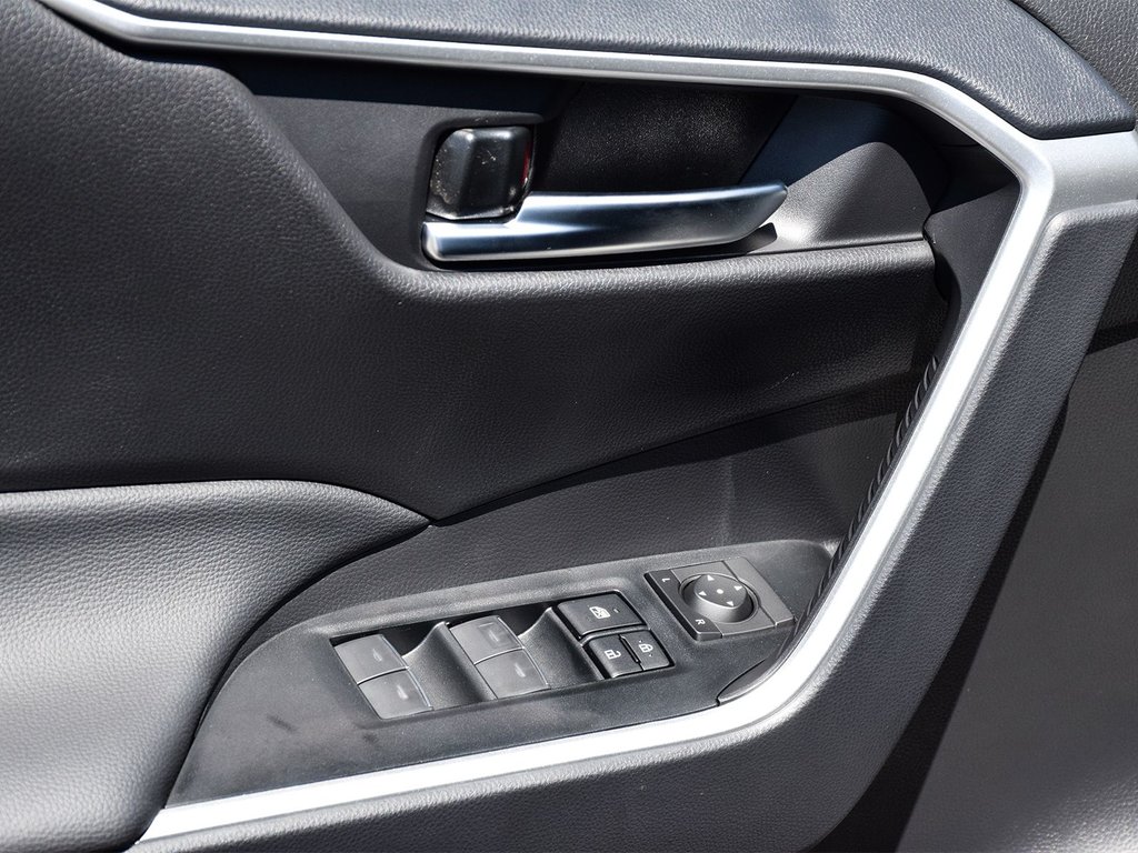 2025 Toyota RAV4 HYBRID XLE in Mississauga, Ontario - 10 - w1024h768px