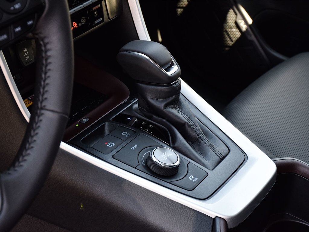 2025 Toyota RAV4 HYBRID LIMITED in Mississauga, Ontario - 9 - w1024h768px