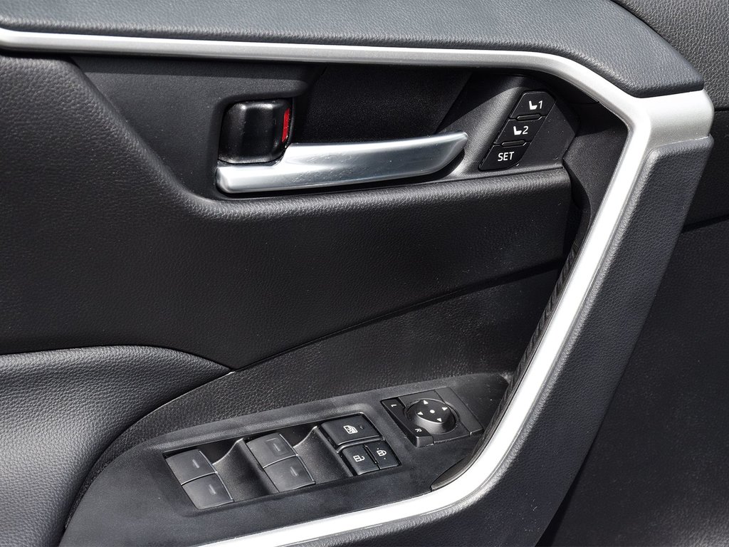2025 Toyota RAV4 HYBRID XLE in Mississauga, Ontario - 10 - w1024h768px