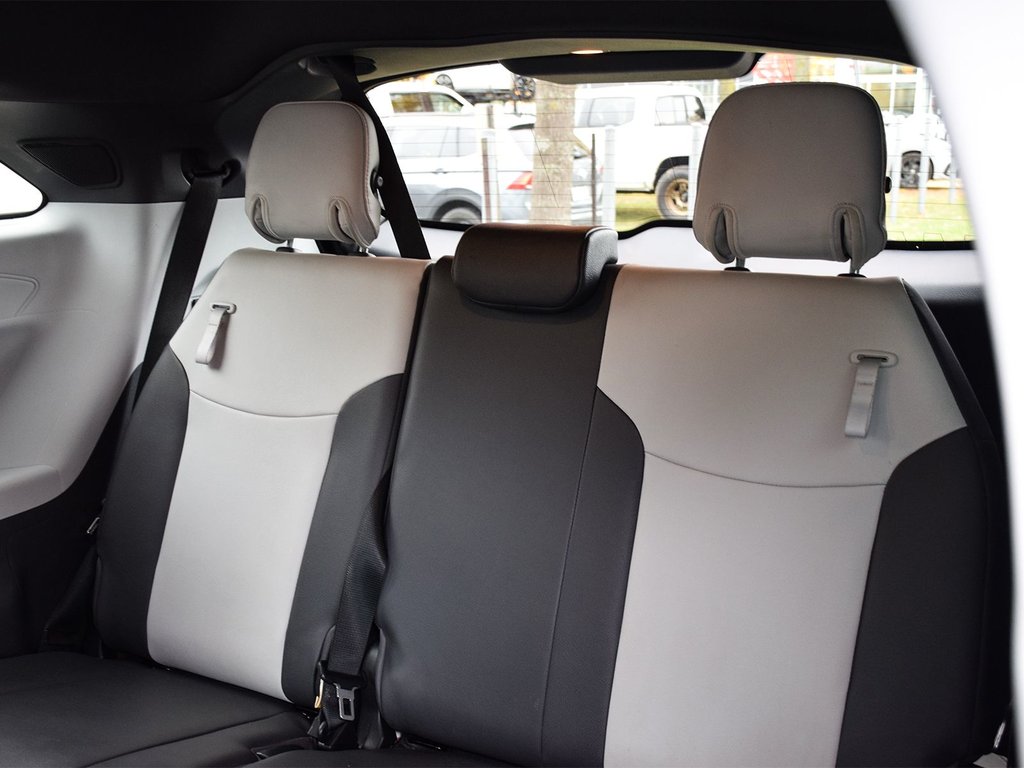 2021 Toyota Sienna XSE in Mississauga, Ontario - 10 - w1024h768px