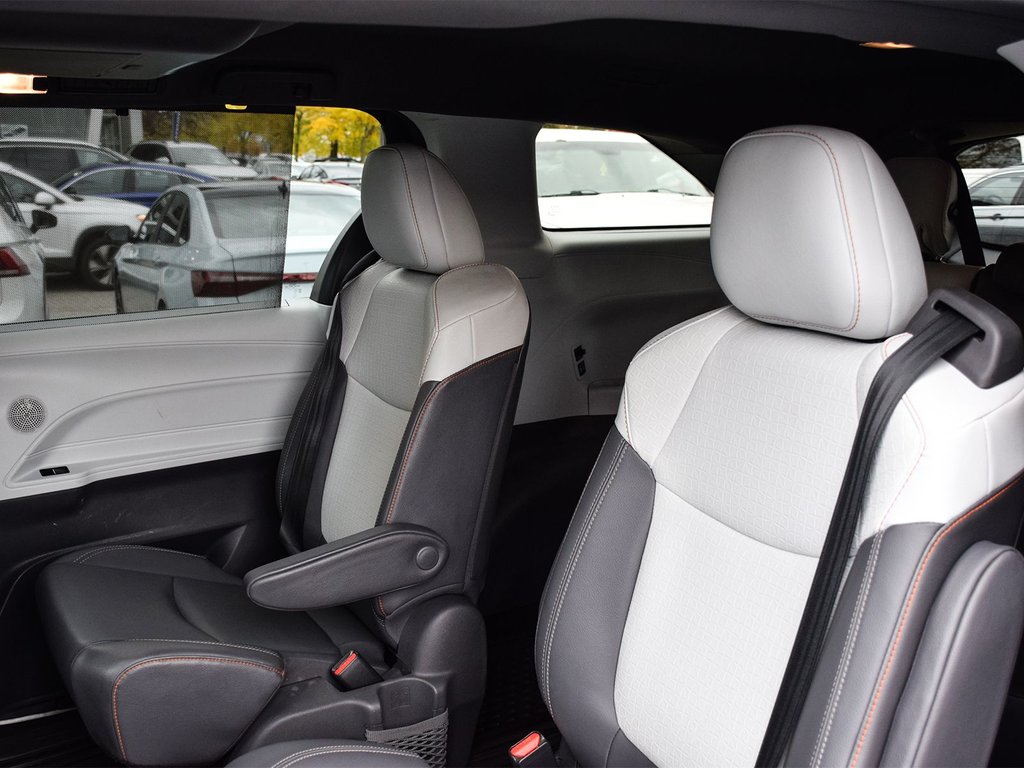 2021 Toyota Sienna XSE in Mississauga, Ontario - 11 - w1024h768px