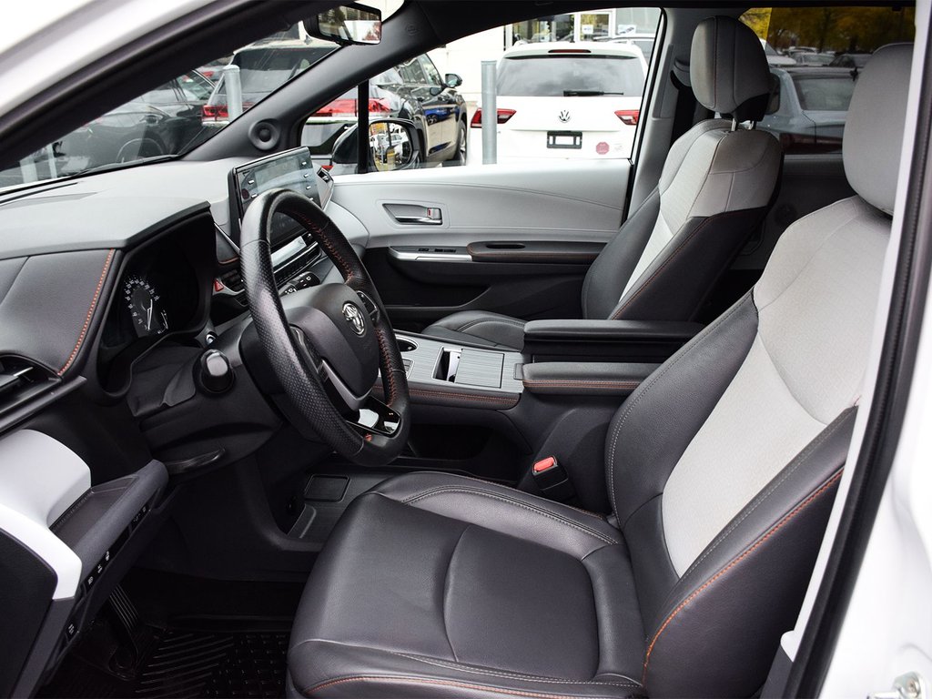 2021 Toyota Sienna XSE in Mississauga, Ontario - 7 - w1024h768px