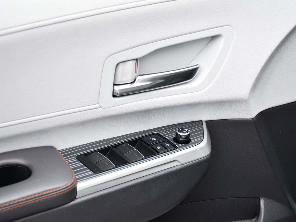 2021 Toyota Sienna XSE in Mississauga, Ontario - 9 - w1024h768px