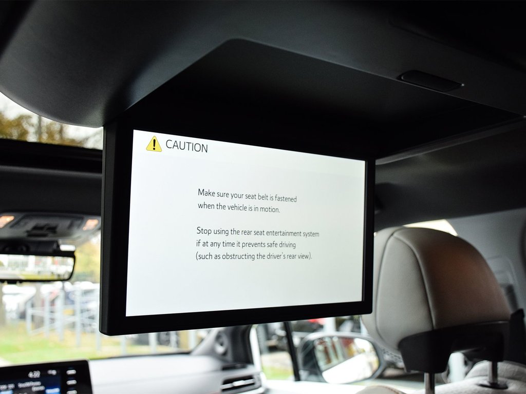 2021 Toyota Sienna XSE in Mississauga, Ontario - 12 - w1024h768px