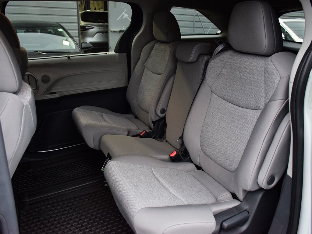 2024 Toyota Sienna LE HYBRID FWD in Mississauga, Ontario - 12 - w1024h768px