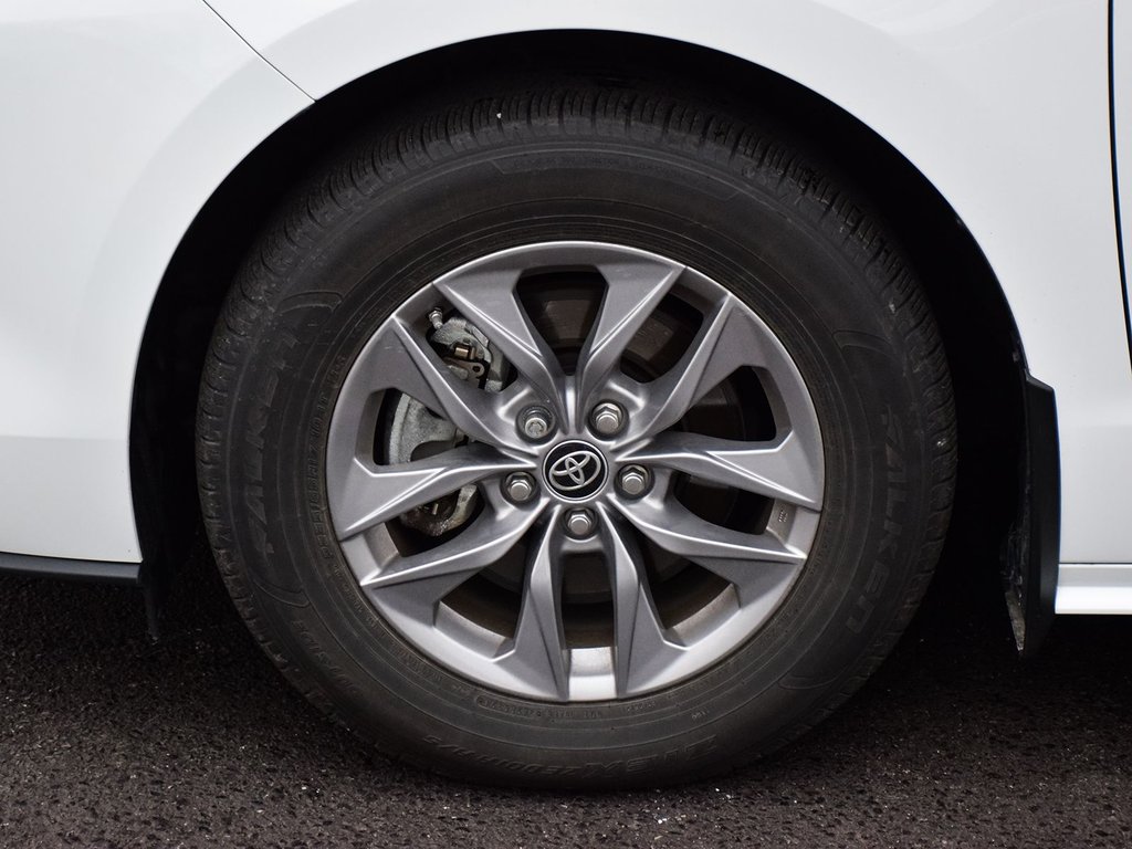 2024 Toyota Sienna LE HYBRID FWD in Mississauga, Ontario - 6 - w1024h768px
