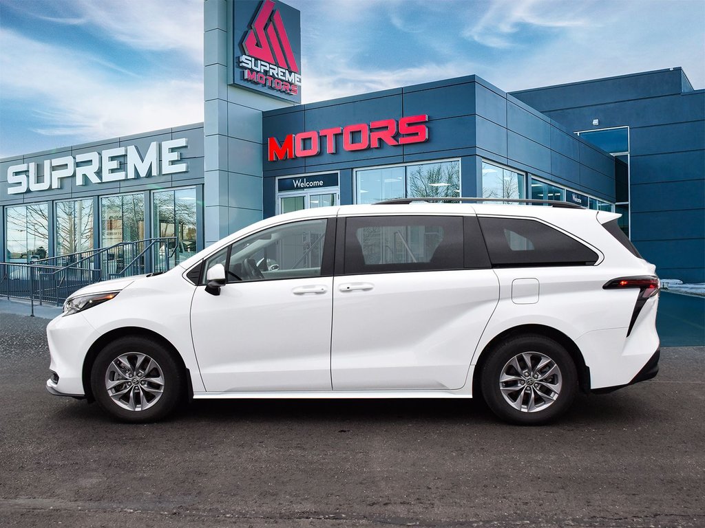 2024 Toyota Sienna LE HYBRID FWD in Mississauga, Ontario - 4 - w1024h768px