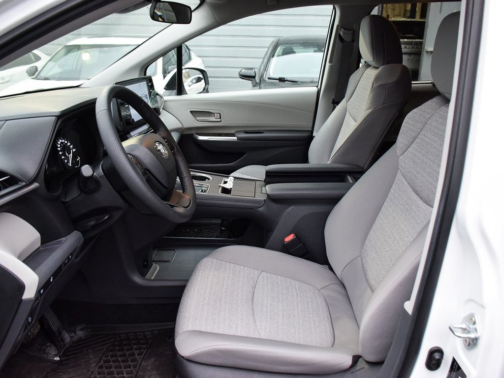 2024 Toyota Sienna LE in Mississauga, Ontario - 9 - w1024h768px