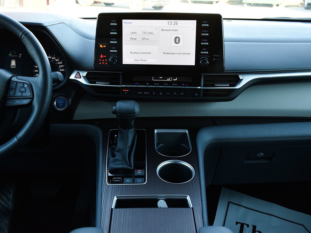 2024 Toyota Sienna LE in Mississauga, Ontario - 13 - w1024h768px