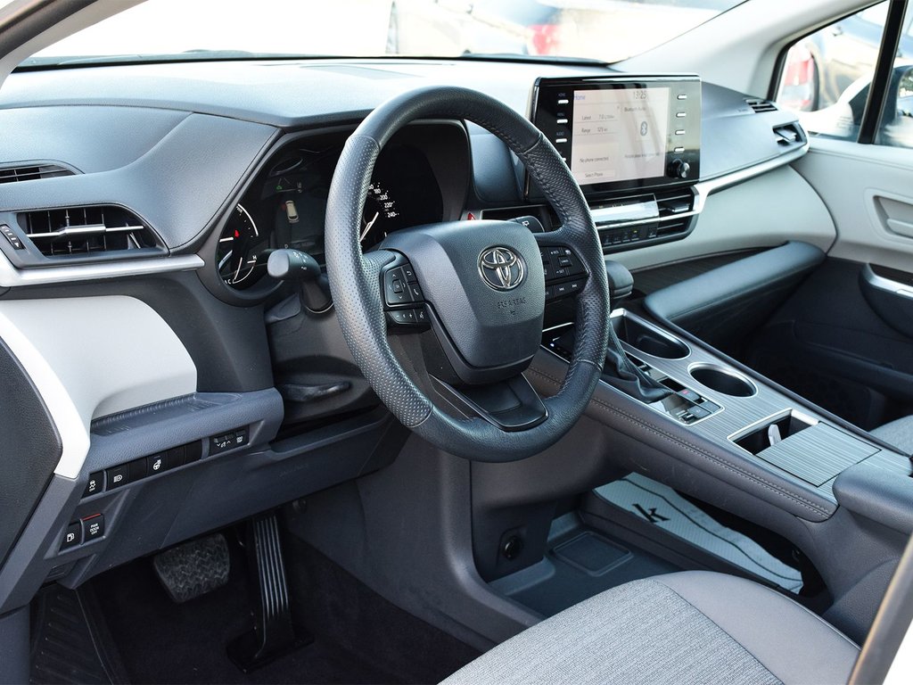 2024 Toyota Sienna LE in Mississauga, Ontario - 7 - w1024h768px