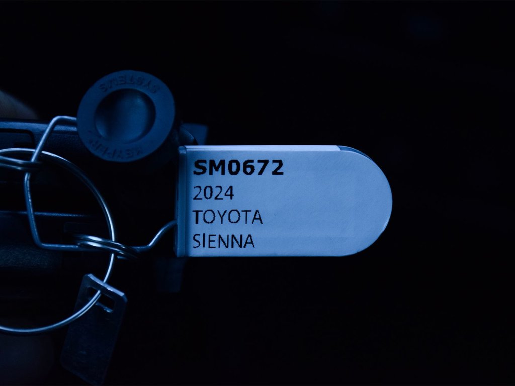 2024 Toyota Sienna LE in Mississauga, Ontario - 6 - w1024h768px