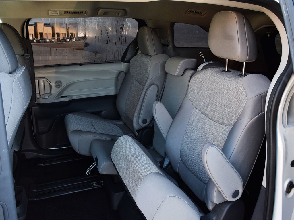 2024 Toyota Sienna LE in Mississauga, Ontario - 11 - w1024h768px