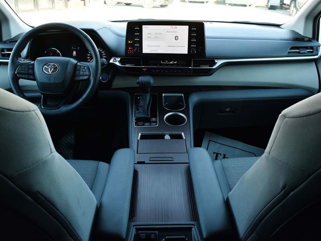 2024 Toyota Sienna LE in Mississauga, Ontario - 12 - w1024h768px