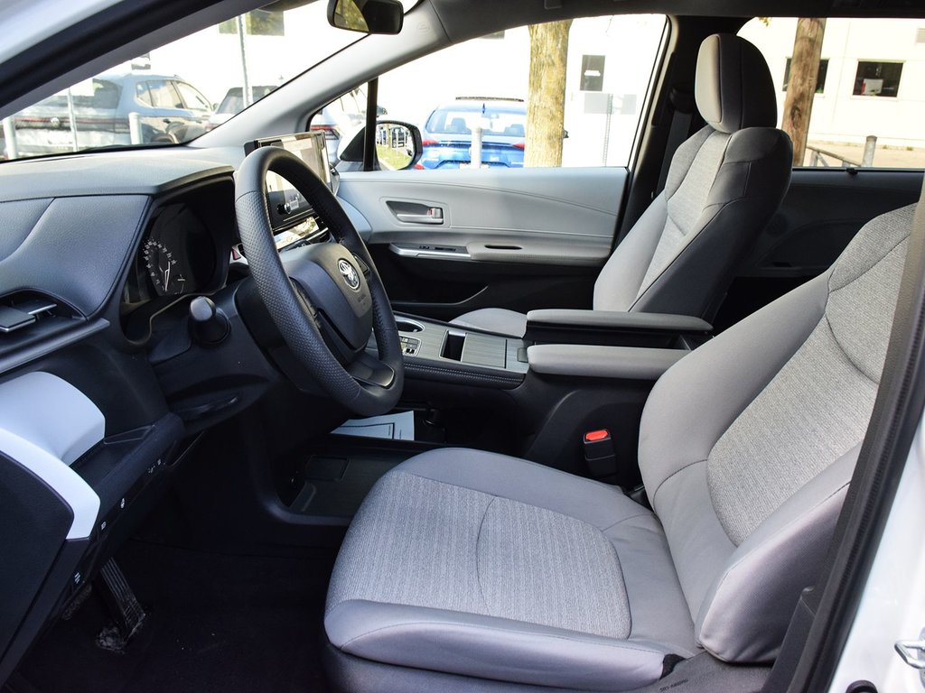 2025 Toyota Sienna LE FWD Hybrid in Mississauga, Ontario - 8 - w1024h768px