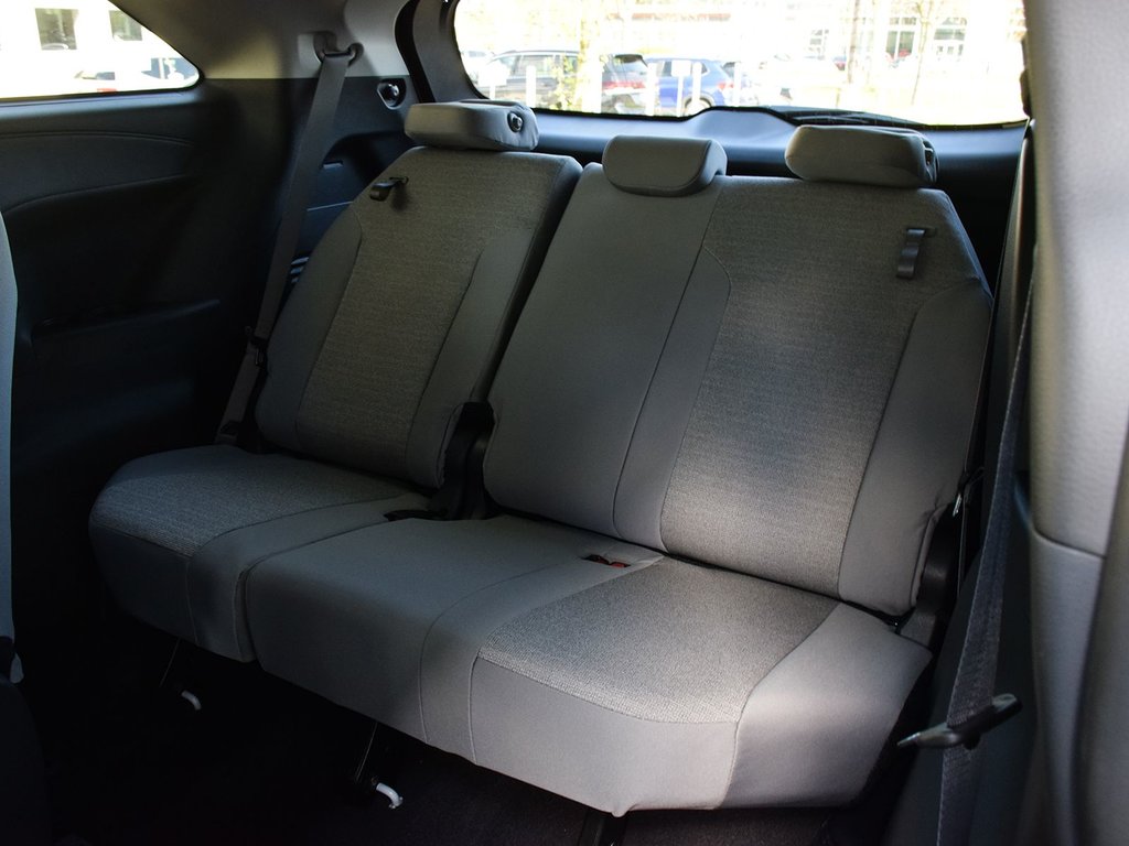 2025 Toyota Sienna LE FWD Hybrid in Mississauga, Ontario - 12 - w1024h768px