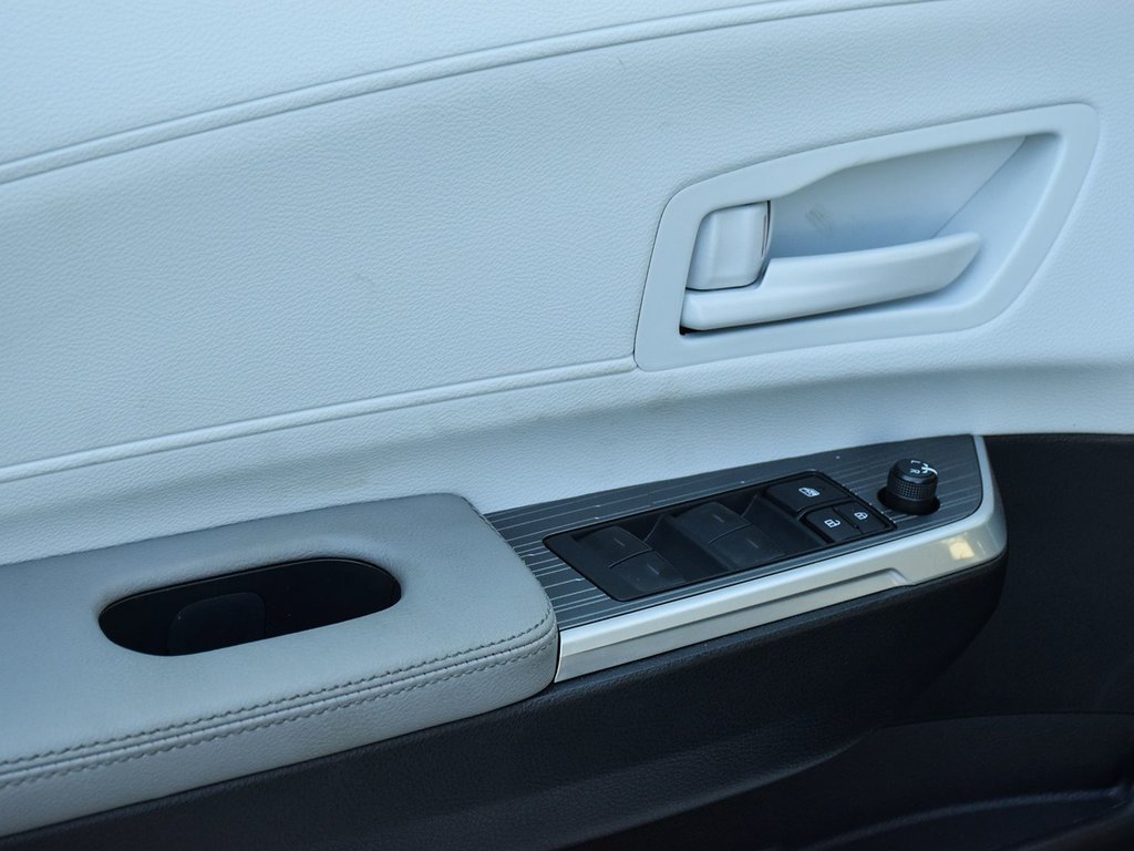 2025 Toyota Sienna LE FWD Hybrid in Mississauga, Ontario - 10 - w1024h768px