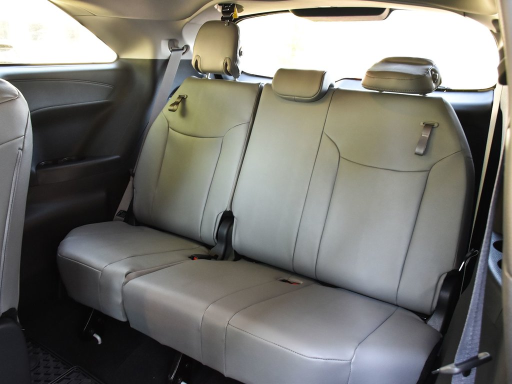 2025 Toyota Sienna XLE FWD Hybrid in Mississauga, Ontario - 13 - w1024h768px