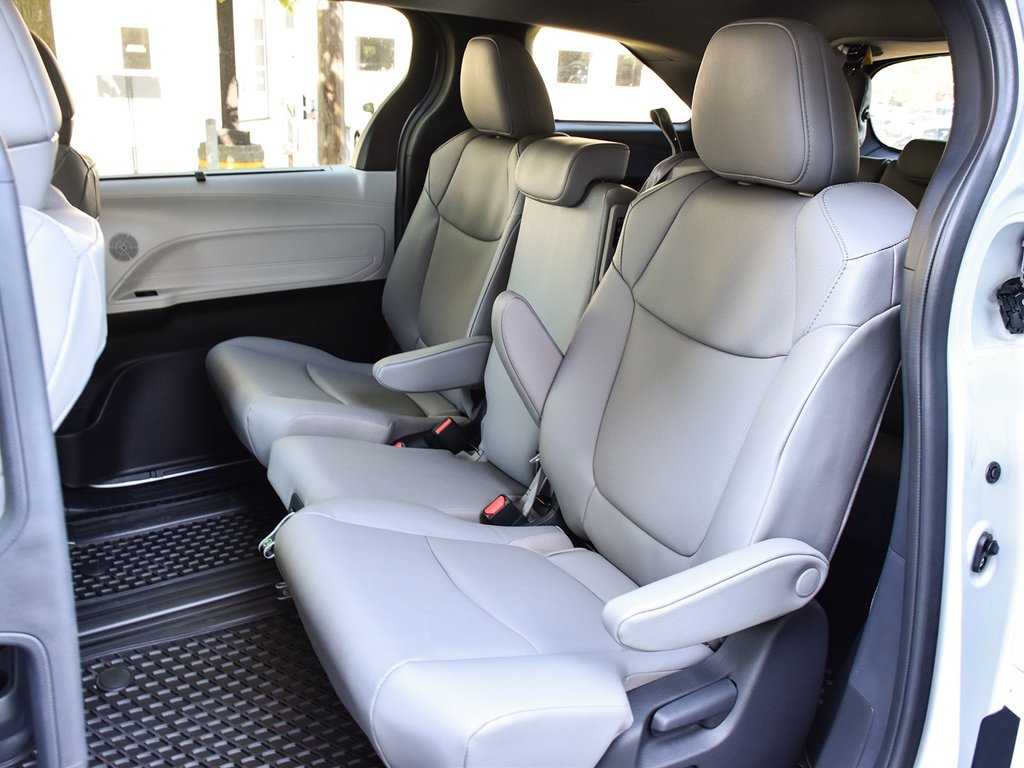 2025 Toyota Sienna XLE FWD Hybrid in Mississauga, Ontario - 12 - w1024h768px