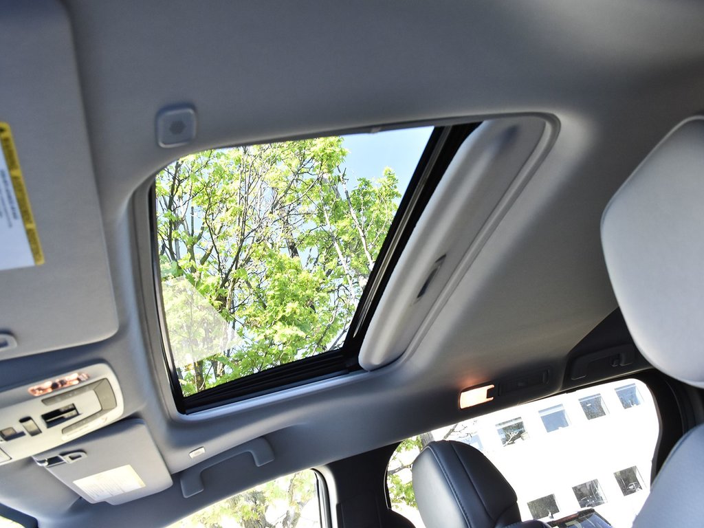 2025 Toyota Sienna XLE FWD Hybrid in Mississauga, Ontario - 11 - w1024h768px