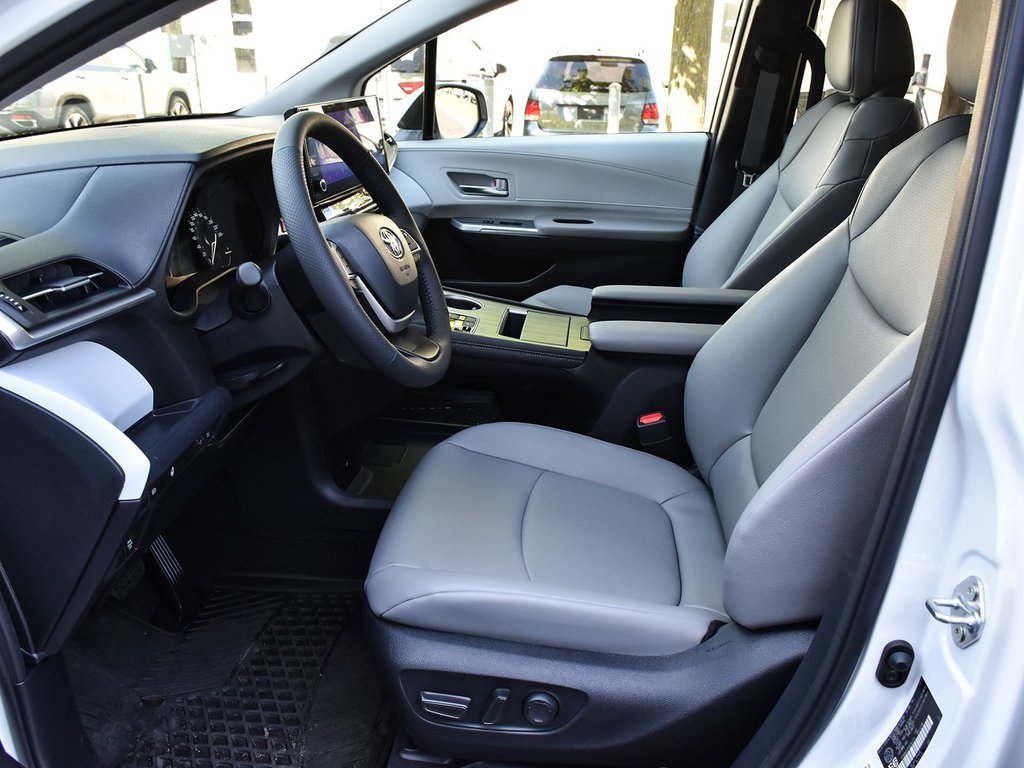 2025 Toyota Sienna XLE FWD Hybrid in Mississauga, Ontario - 8 - w1024h768px