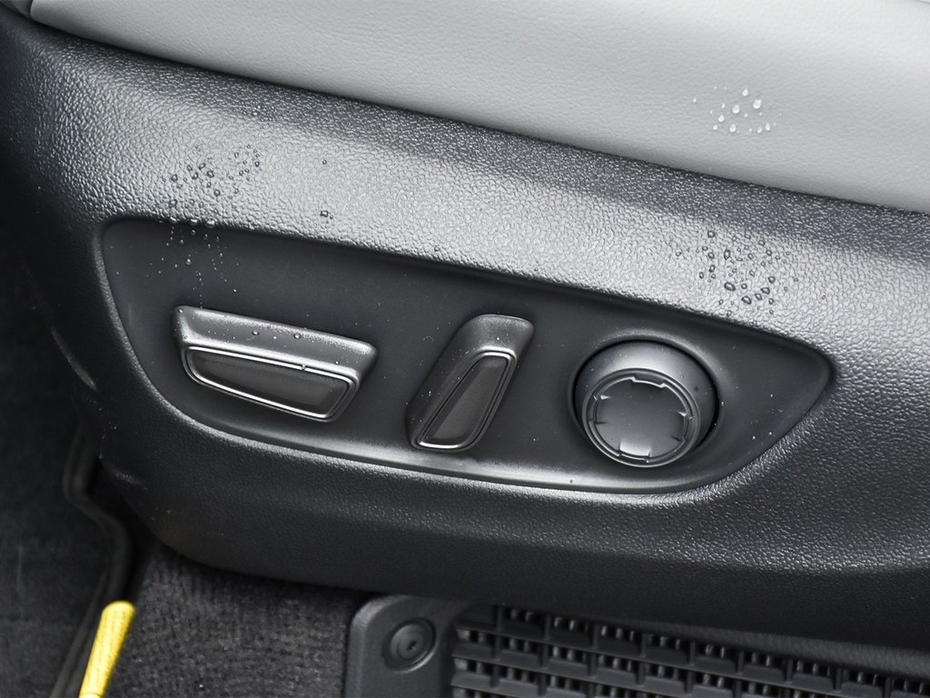 2025 Toyota Sienna HYBRID XLE in Mississauga, Ontario - 10 - w1024h768px