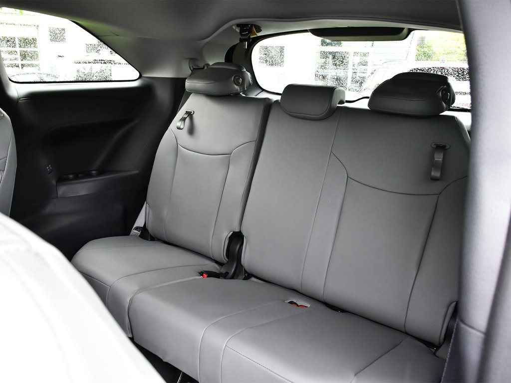 2025 Toyota Sienna Hybrid XLE in Mississauga, Ontario - 12 - w1024h768px