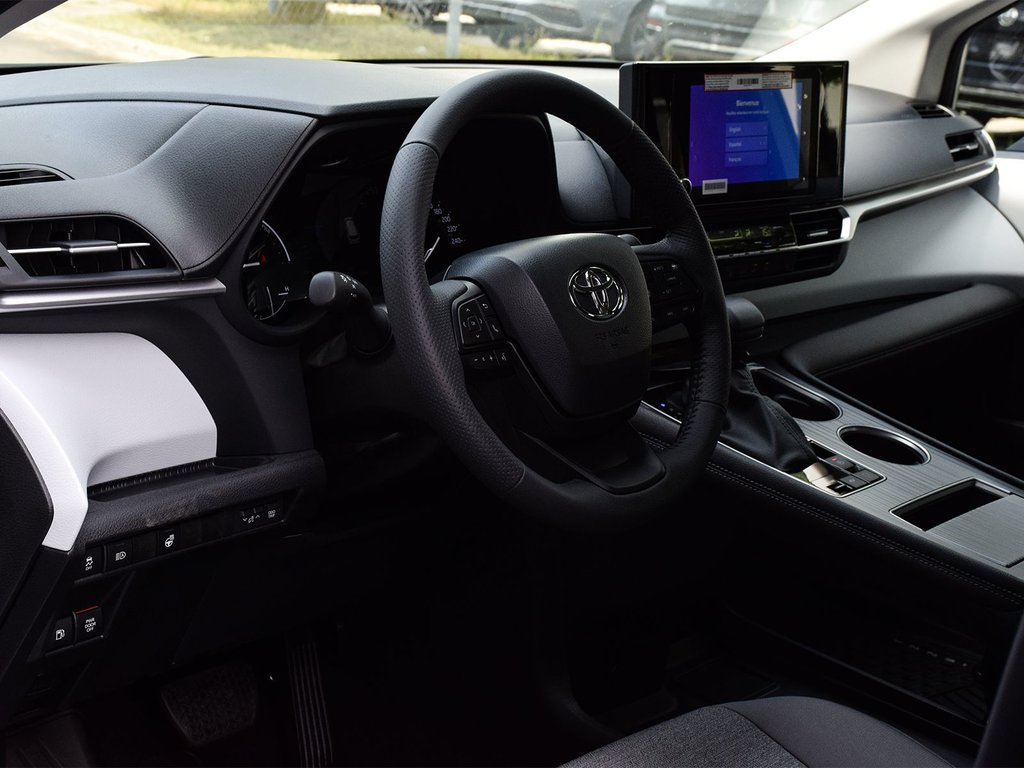2025 Toyota Sienna LE in Mississauga, Ontario - 7 - w1024h768px