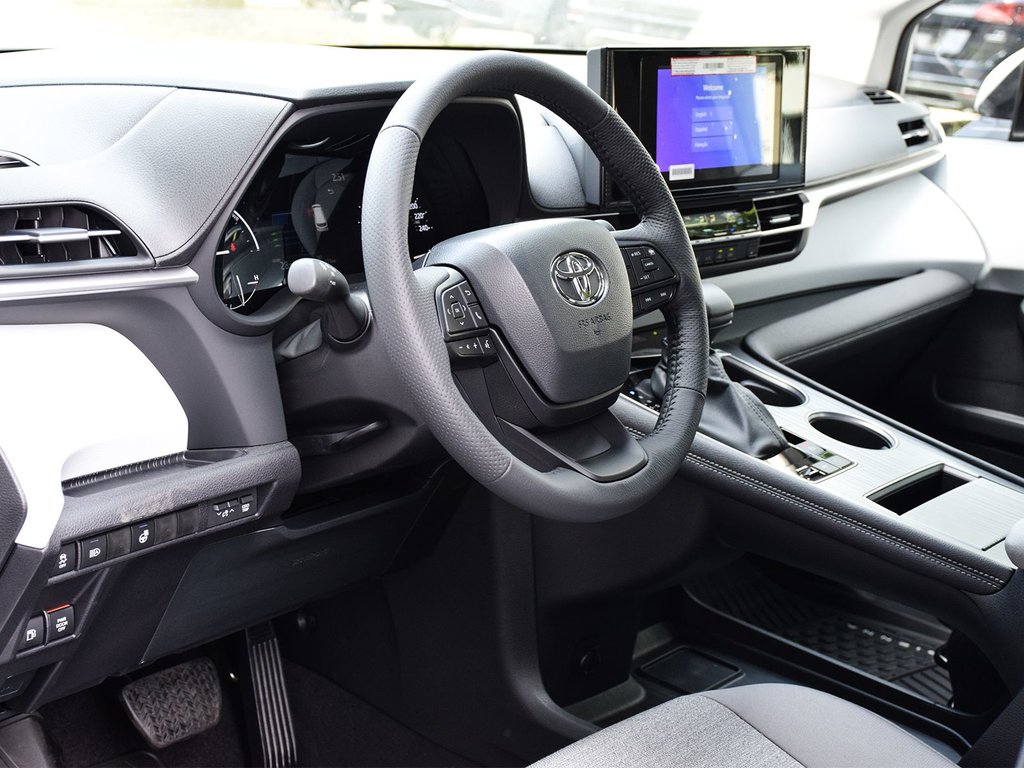 2025 Toyota Sienna LE in Mississauga, Ontario - 8 - w1024h768px