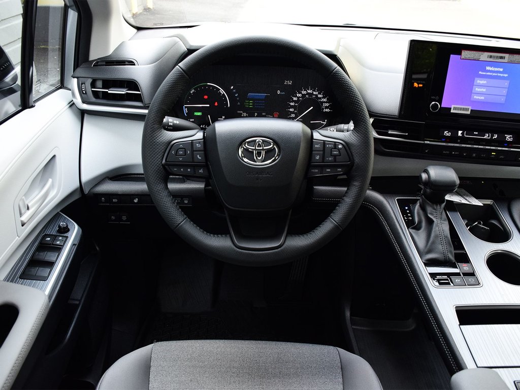 2025 Toyota Sienna LE in Mississauga, Ontario - 16 - w1024h768px