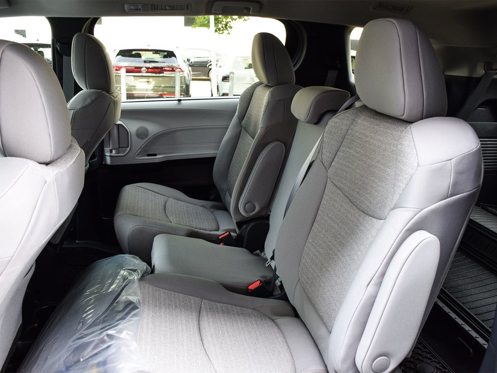 2025 Toyota Sienna LE in Mississauga, Ontario - 11 - w1024h768px
