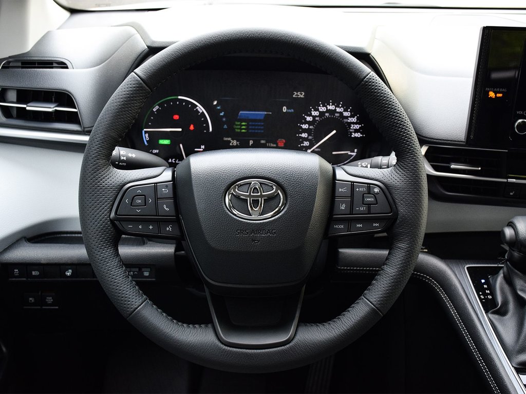 2025 Toyota Sienna LE in Mississauga, Ontario - 17 - w1024h768px